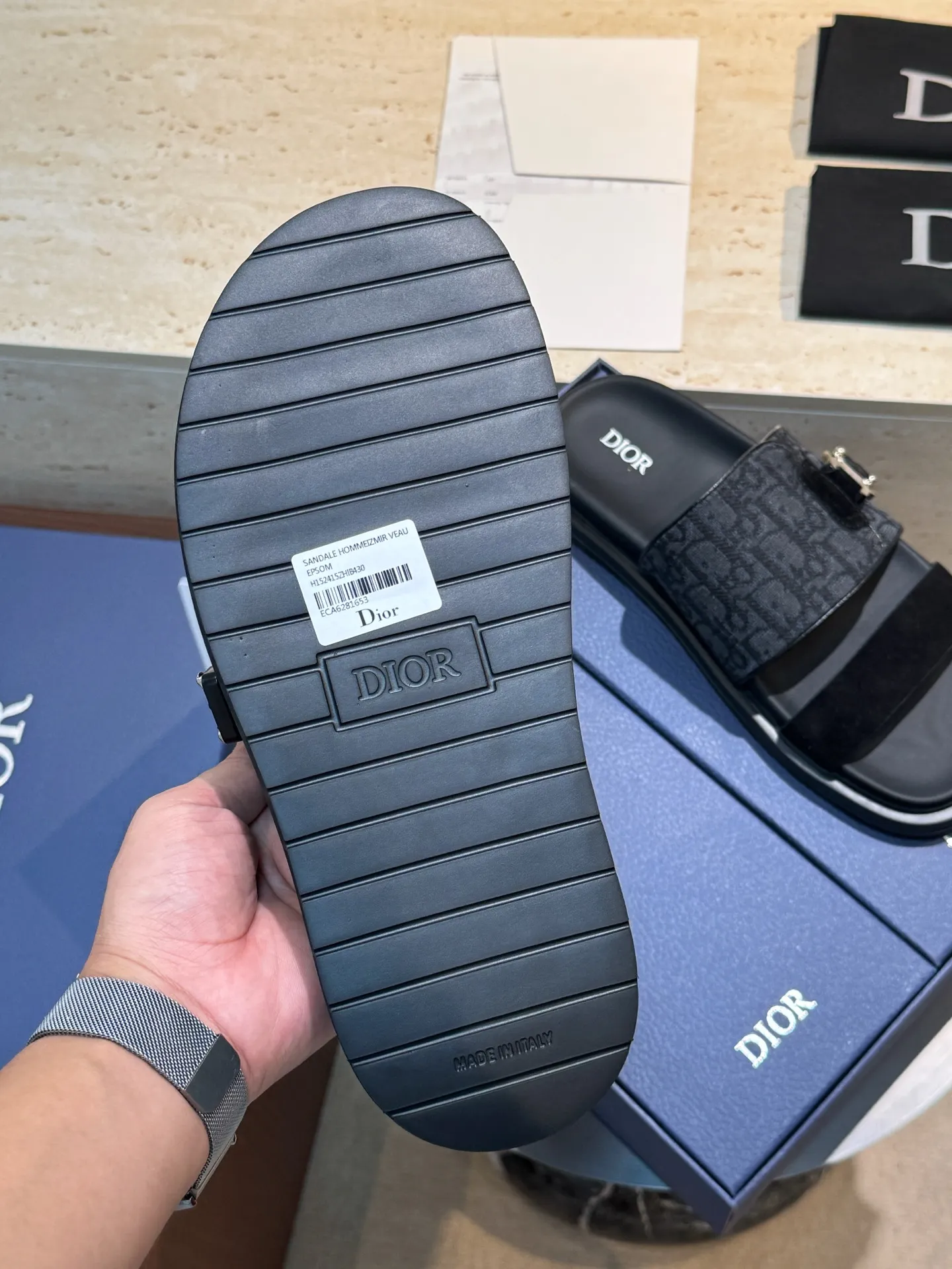 Factory price: 340💰Djia Aqua men's slippers and sandals, Dior's Aqua sandals are elegant and casual. The cross-strap design is reinterpreted in CD Diamond canvas, inspired by the brand's archives. Finished with a branded logo and tonal notch sole, they can be worn easily with shorts or jeans for a sophisticated look. Cowhide spliced ​​canvas + cowhide lining + rubber outsole Size: 39-44 (38 45 customized)